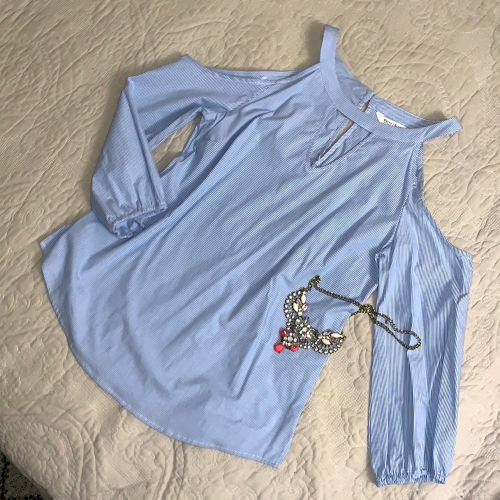 White House Black Market blouse 👚.